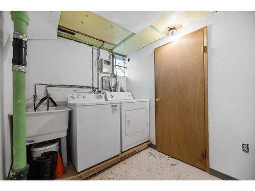 1724 28 Street Sw, Calgary, AB - Indoor Photo Showing Laundry Room