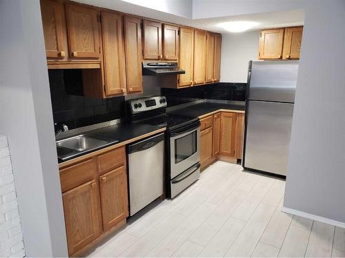 1-1603 16 Avenue Sw, Calgary, AB - Indoor Photo Showing Kitchen