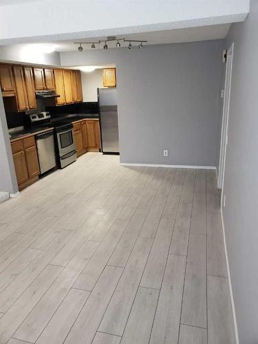 1-1603 16 Avenue Sw, Calgary, AB - Indoor Photo Showing Kitchen