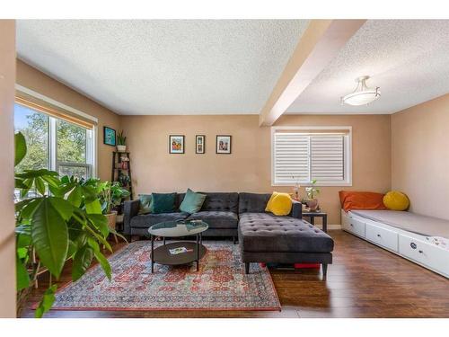 325 Falshire Drive Ne, Calgary, AB - Indoor Photo Showing Living Room