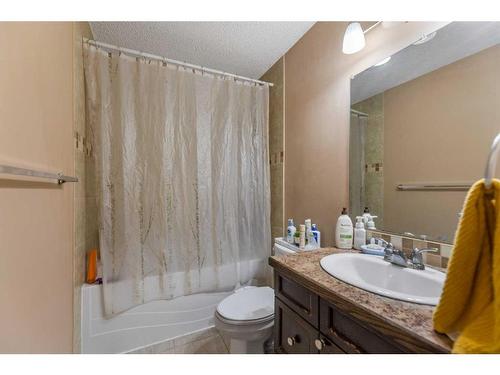 325 Falshire Drive Ne, Calgary, AB - Indoor Photo Showing Bathroom