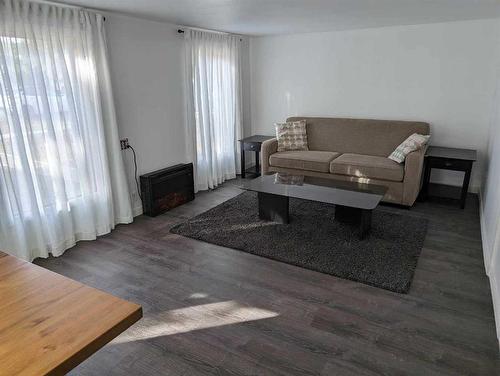 244 4 Avenue South, Big Valley, AB - Indoor Photo Showing Living Room