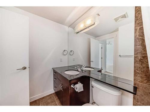 1701-8880 Horton Road Sw, Calgary, AB - Indoor Photo Showing Bathroom