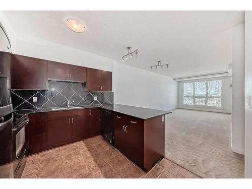 1701-8880 Horton Road Sw, Calgary, AB - Indoor Photo Showing Kitchen