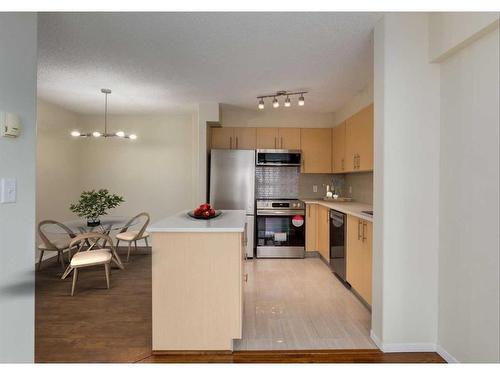 1114-1111 6 Avenue Sw, Calgary, AB - Indoor Photo Showing Kitchen