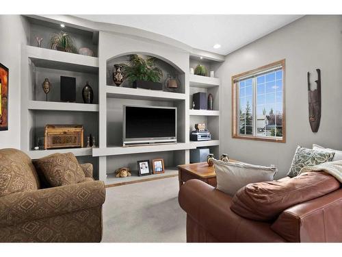 135 Chapman Circle Se, Calgary, AB - Indoor Photo Showing Living Room