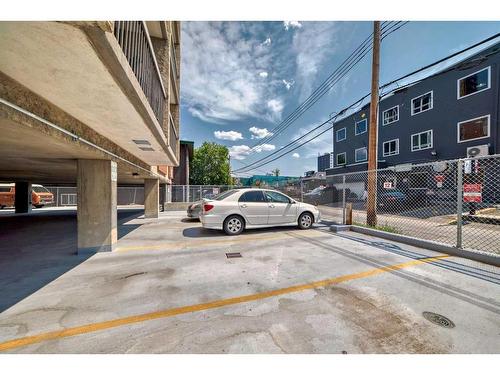 205-523 15 Avenue Sw, Calgary, AB -  Photo Showing Garage