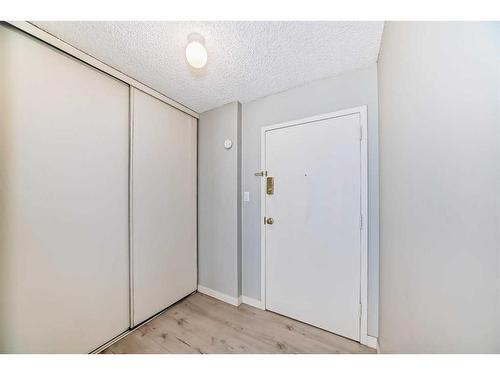 205-523 15 Avenue Sw, Calgary, AB - Indoor Photo Showing Other Room