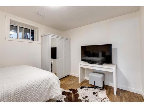 2126 18A Street Sw, Calgary, AB - Indoor Photo Showing Bedroom