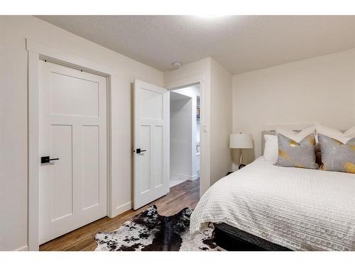 2126 18A Street Sw, Calgary, AB - Indoor Photo Showing Bedroom