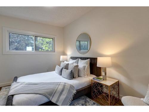 2126 18A Street Sw, Calgary, AB - Indoor Photo Showing Bedroom