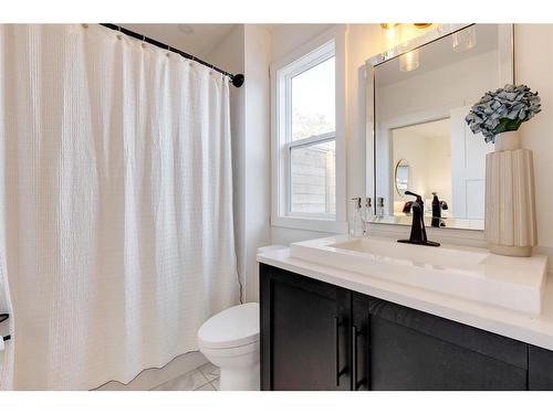 2126 18A Street Sw, Calgary, AB - Indoor Photo Showing Bathroom