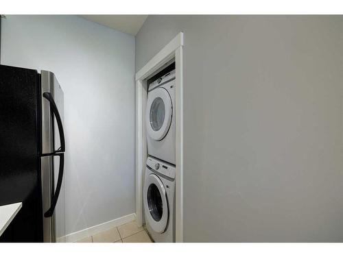 305-1000 Centre Avenue Ne, Calgary, AB - Indoor Photo Showing Laundry Room