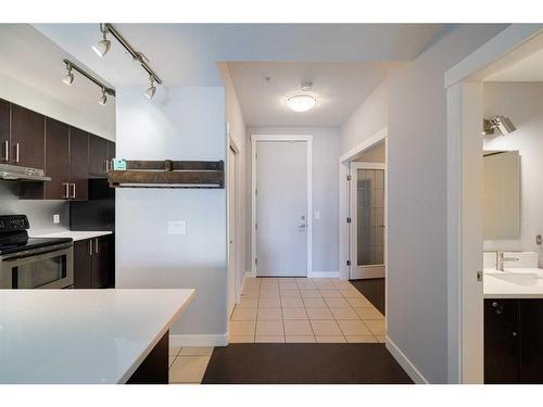 305-1000 Centre Avenue Ne, Calgary, AB - Indoor Photo Showing Kitchen