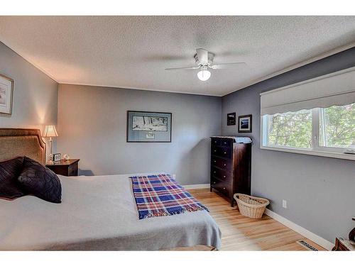 116 Lake Lucerne Close Se, Calgary, AB - Indoor Photo Showing Bedroom