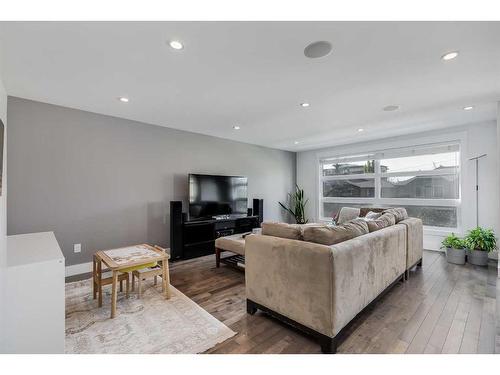 2442 32 Avenue Sw, Calgary, AB - Indoor Photo Showing Living Room