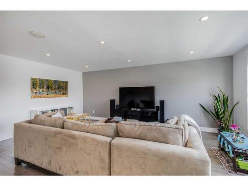 2442 32 Avenue Sw, Calgary, AB - Indoor Photo Showing Living Room