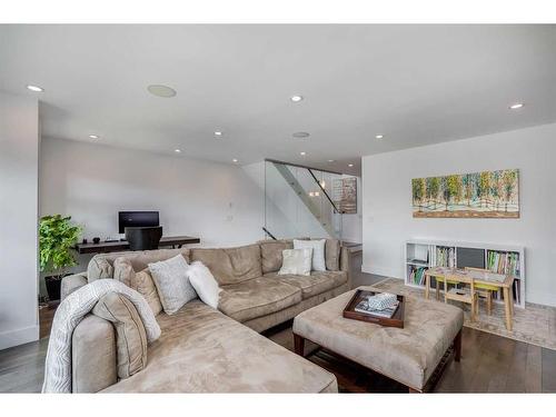 2442 32 Avenue Sw, Calgary, AB - Indoor Photo Showing Living Room