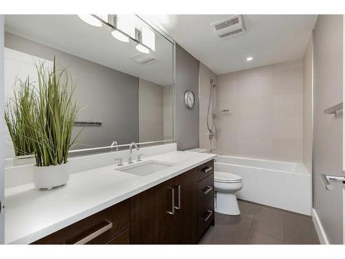 2442 32 Avenue Sw, Calgary, AB - Indoor Photo Showing Bathroom