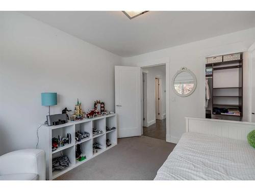 2442 32 Avenue Sw, Calgary, AB - Indoor Photo Showing Bedroom