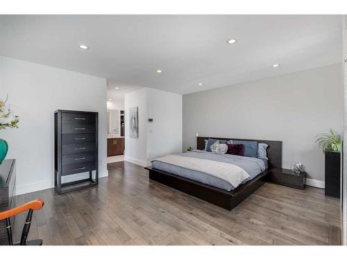 2442 32 Avenue Sw, Calgary, AB - Indoor Photo Showing Bedroom