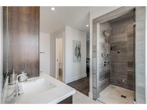 2442 32 Avenue Sw, Calgary, AB - Indoor Photo Showing Bathroom