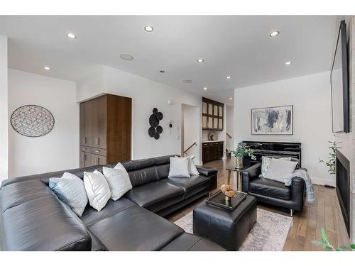 2442 32 Avenue Sw, Calgary, AB - Indoor Photo Showing Living Room