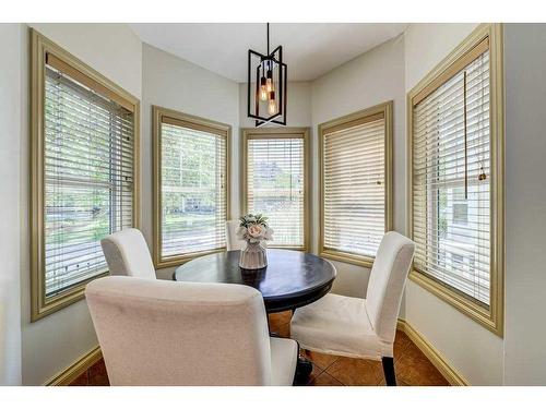 33 Somme Boulevard Sw, Calgary, AB - Indoor Photo Showing Dining Room