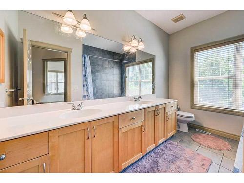 33 Somme Boulevard Sw, Calgary, AB - Indoor Photo Showing Bathroom