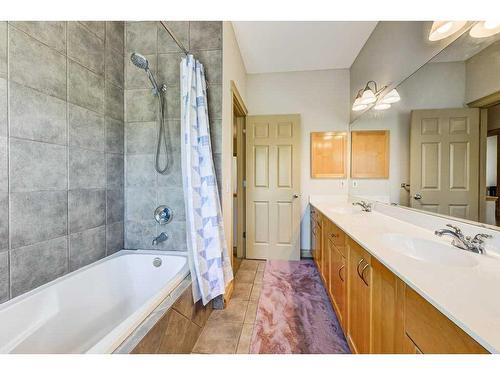 33 Somme Boulevard Sw, Calgary, AB - Indoor Photo Showing Bathroom