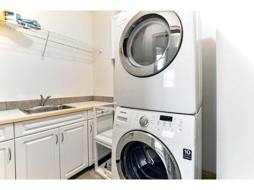 33 Somme Boulevard Sw, Calgary, AB - Indoor Photo Showing Laundry Room