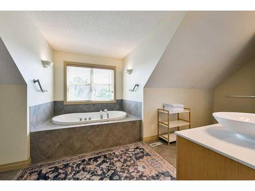 33 Somme Boulevard Sw, Calgary, AB - Indoor Photo Showing Bathroom