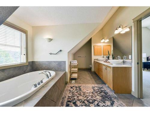 33 Somme Boulevard Sw, Calgary, AB - Indoor Photo Showing Bathroom