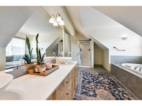 33 Somme Boulevard Sw, Calgary, AB - Indoor Photo Showing Bathroom