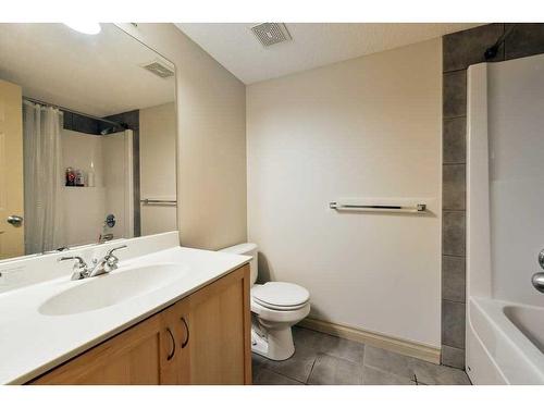 33 Somme Boulevard Sw, Calgary, AB - Indoor Photo Showing Bathroom