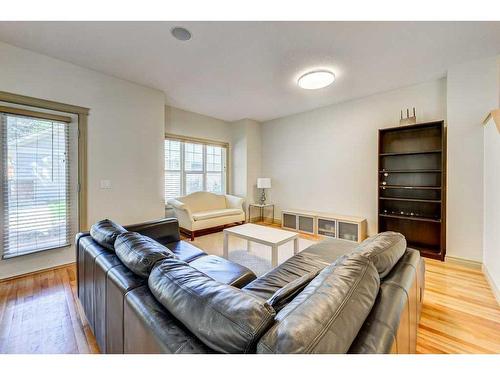 33 Somme Boulevard Sw, Calgary, AB - Indoor Photo Showing Living Room