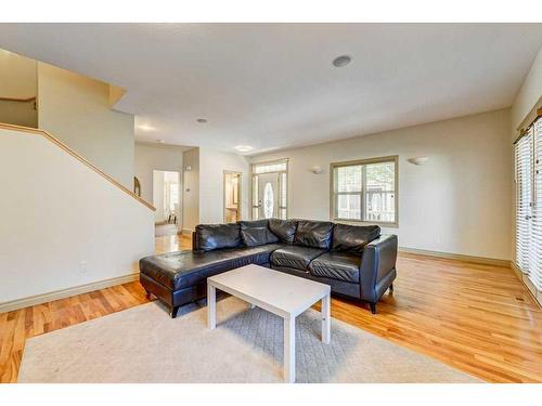 33 Somme Boulevard Sw, Calgary, AB - Indoor Photo Showing Living Room