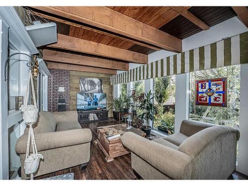 331 31 Avenue Ne, Calgary, AB - Indoor Photo Showing Living Room