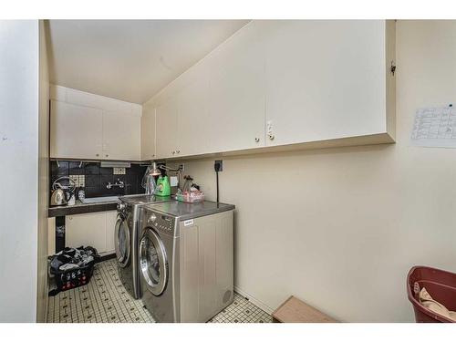 331 31 Avenue Ne, Calgary, AB - Indoor Photo Showing Laundry Room