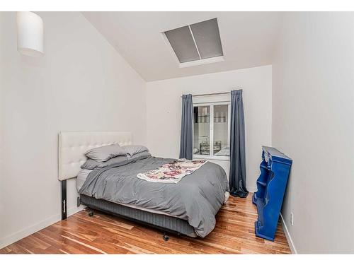 331 31 Avenue Ne, Calgary, AB - Indoor Photo Showing Bedroom