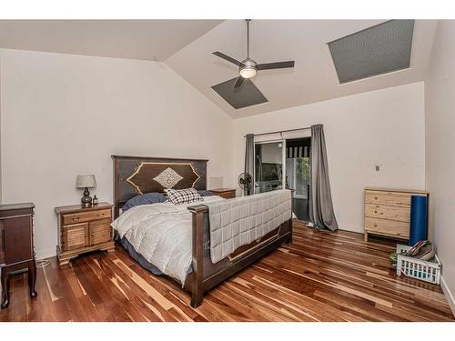 331 31 Avenue Ne, Calgary, AB - Indoor Photo Showing Bedroom