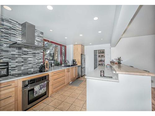 331 31 Avenue Ne, Calgary, AB - Indoor Photo Showing Kitchen With Upgraded Kitchen