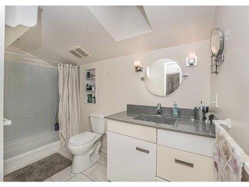 331 31 Avenue Ne, Calgary, AB - Indoor Photo Showing Bathroom