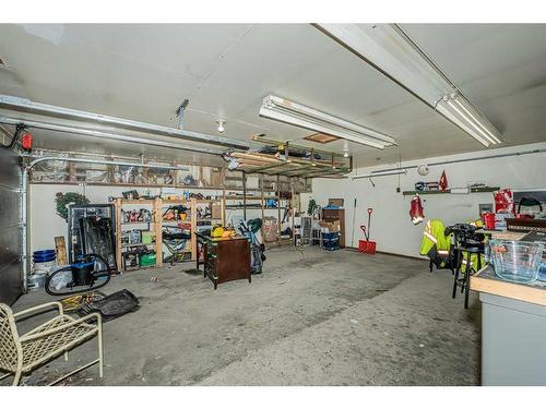 331 31 Avenue Ne, Calgary, AB - Indoor Photo Showing Garage