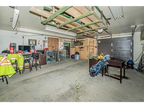 331 31 Avenue Ne, Calgary, AB - Indoor Photo Showing Garage