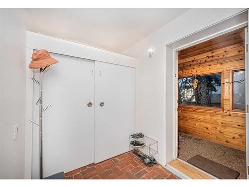 331 31 Avenue Ne, Calgary, AB - Indoor Photo Showing Other Room