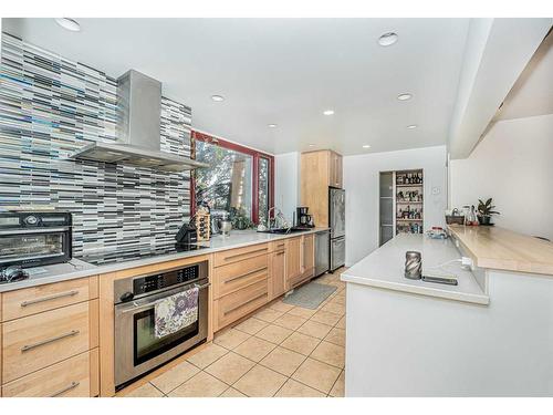 331 31 Avenue Ne, Calgary, AB - Indoor Photo Showing Kitchen With Upgraded Kitchen