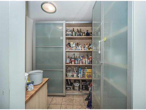 331 31 Avenue Ne, Calgary, AB - Indoor Photo Showing Bathroom