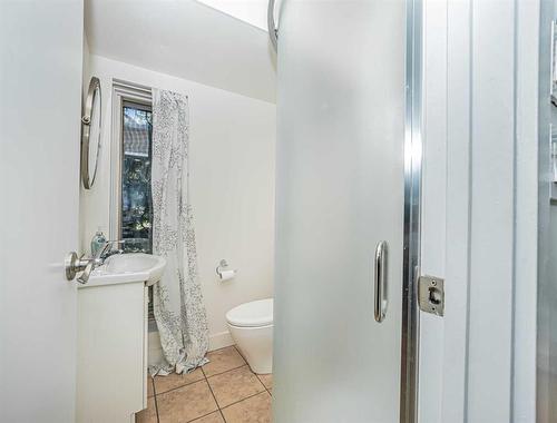 331 31 Avenue Ne, Calgary, AB - Indoor Photo Showing Bathroom