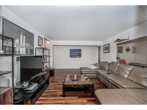 331 31 Avenue Ne, Calgary, AB - Indoor Photo Showing Living Room